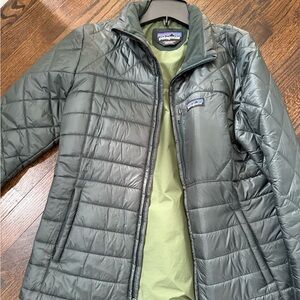 Womens patagonia jacket in green.